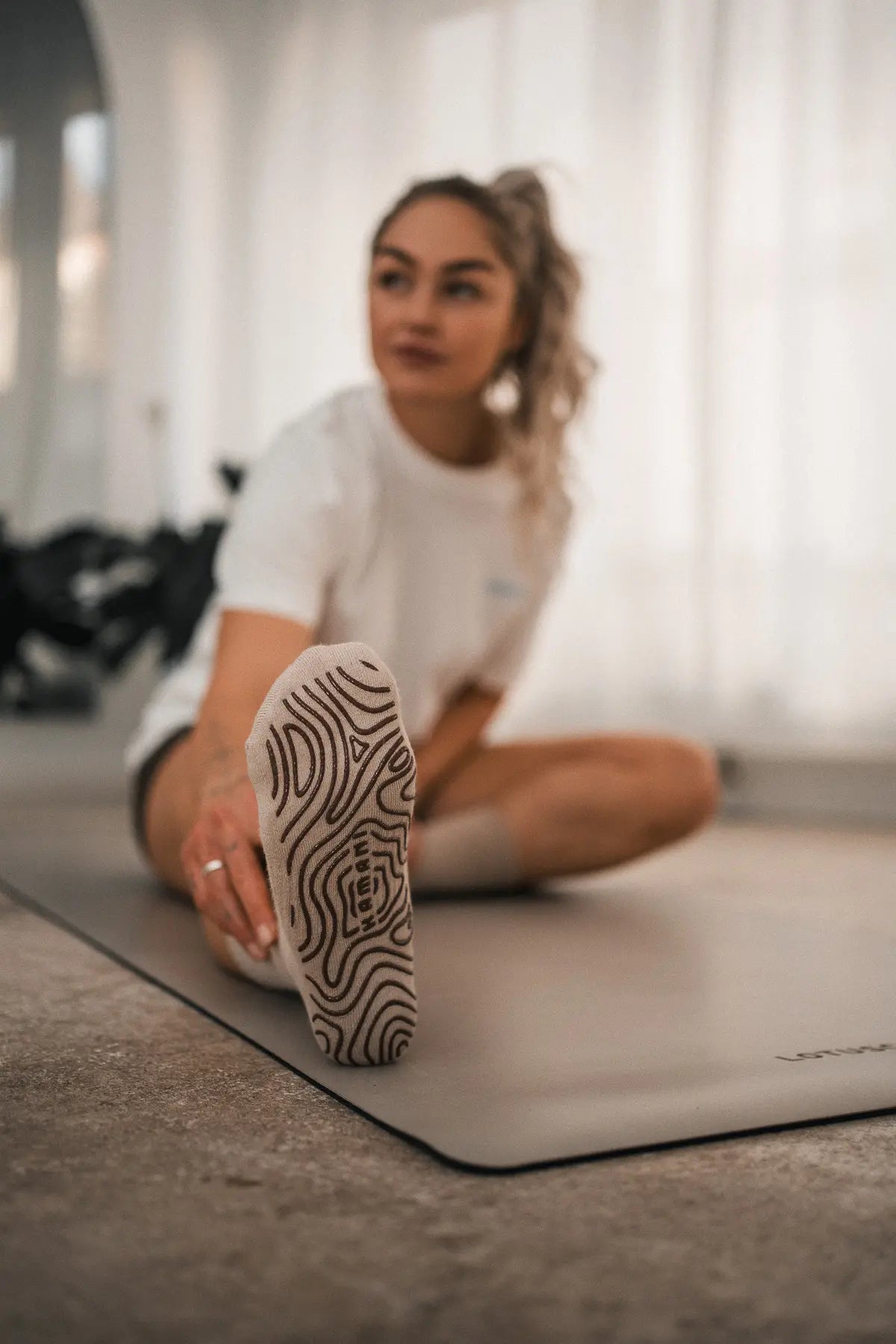 Grip Socks 'FLOW' in Beige & Chocolate