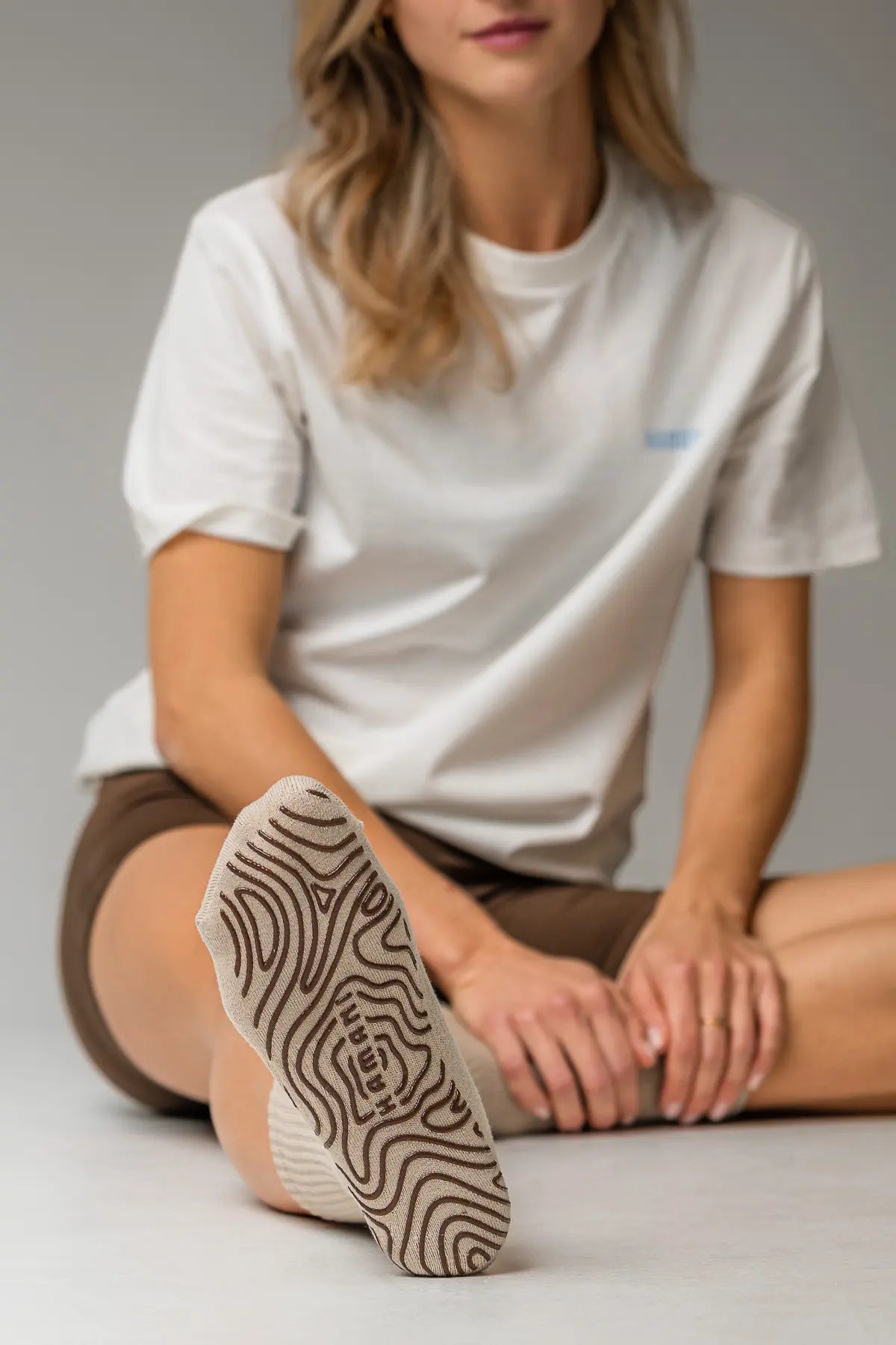 Grip Socks 'FLOW' in Beige & Chocolate