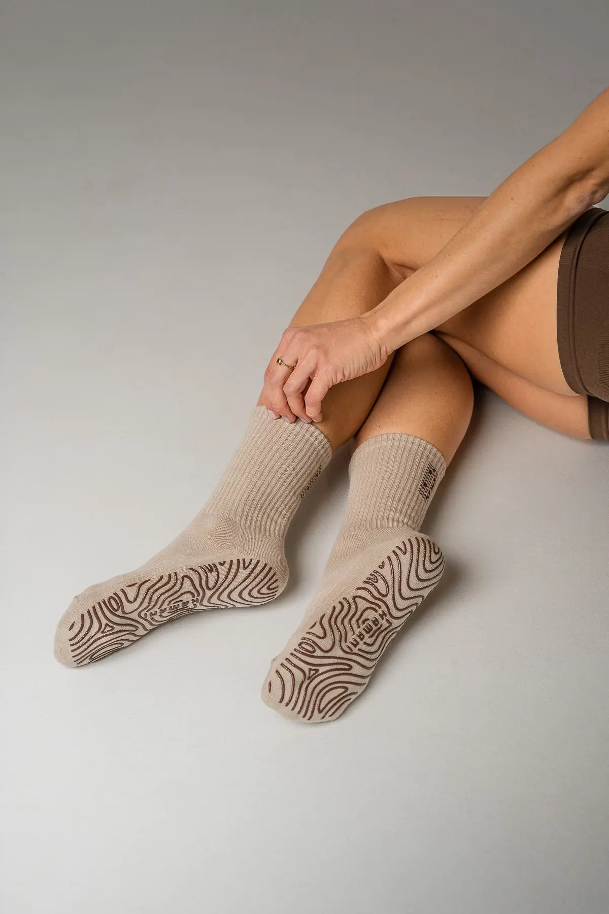 Grip Socks 'FLOW' in Beige & Chocolate