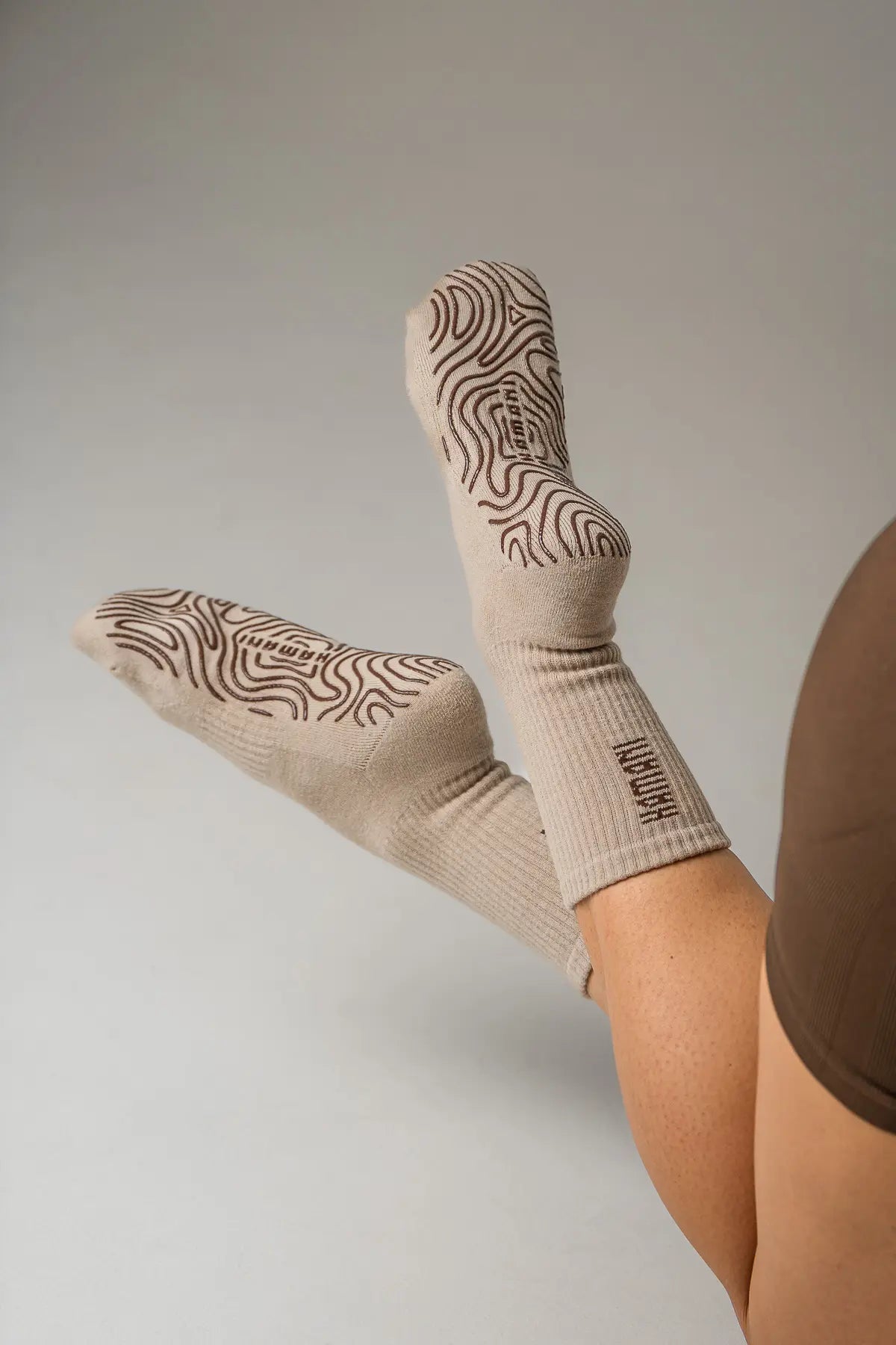 Grip Socks 'FLOW' in Beige & Chocolate